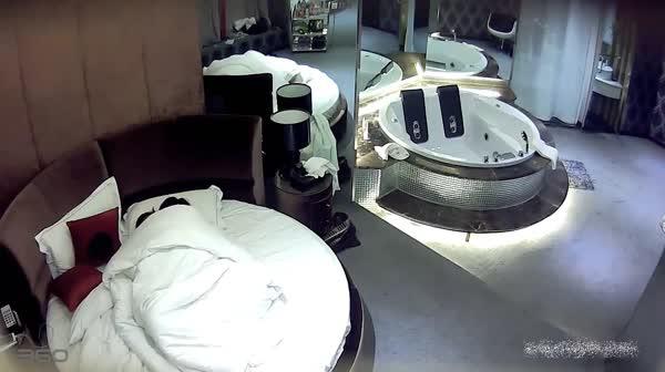 豪华套房偷拍-白嫩漂亮的短发美女和男友啪啪时没一会男的就射了,看美女的表情好像很不满意,太浪费了!